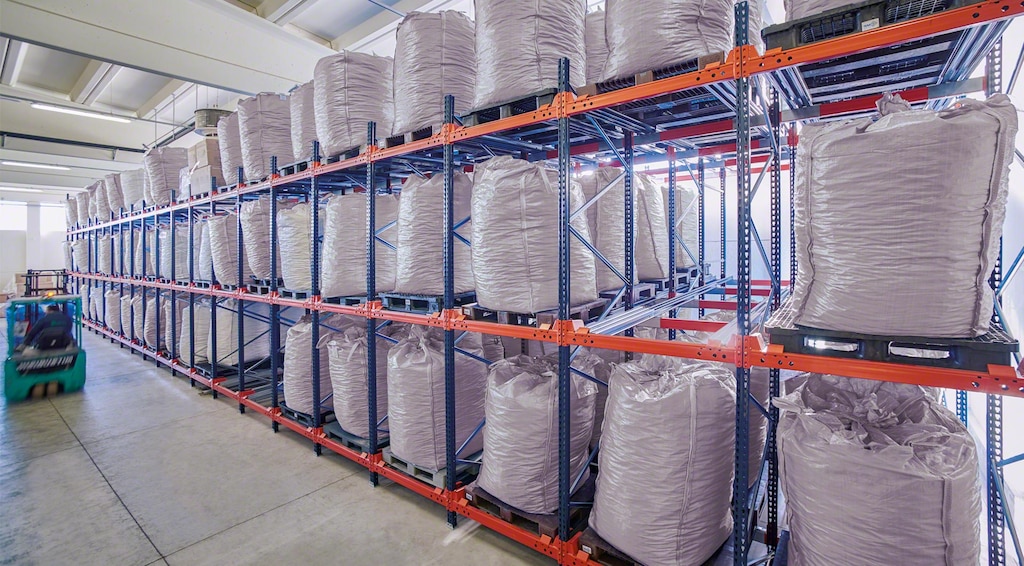 Push-back pallet racking Push-back pallet racking