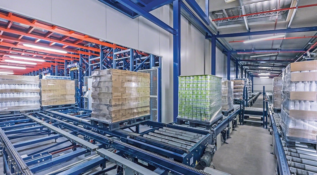 Conveyor system for pallets Conveyor system for pallets