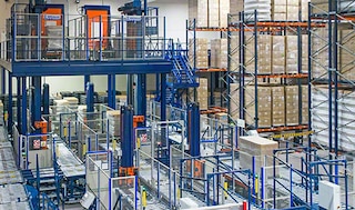 Conveyor system for pallets Conveyor system for pallets