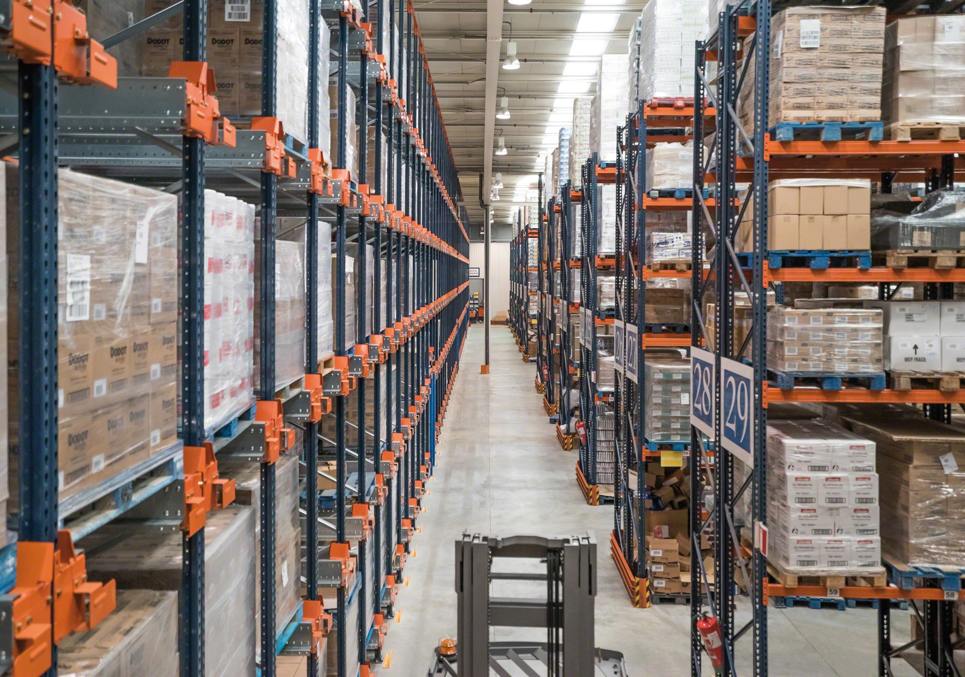 The Pallet Shuttle can be combined with standard racks in warehouses that have products with different rotations