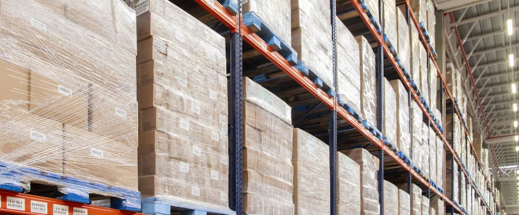 Pallet racks in Easy Logistique's warehouse for furniture